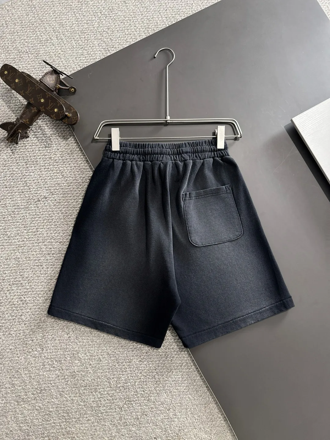 🅿️330 Next day shipping High-end goods Stone Island 2025 spring and summer new elastic band casual heavy-duty color-washed shorts, batik tripe sweat-absorbent and breathable, counter-customized fabrics with high breathability and comfort, impeccable details, brand element design concept, reflecting high quality. It feels delicate and soft! It presents a casual cut and the upper body shape is great! Size: S-XL